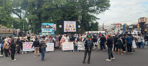 Sejumlah massa aksi melakukan unjuk rasa mendukung program makan bergizi gratis (MBG) di Kabupaten Jember, Jawa Timur, Sabtu (20/6/2026). Foto: kumparan