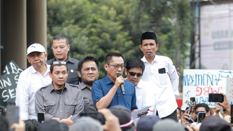 Ketua DPRD Jember, Ahmad Halim dan sejumlah anggota DPRD Jember menemui demonstran. Foto: kumparan