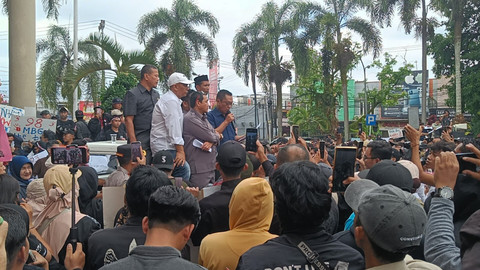 Ketua DPRD Jember, Ahmad Halim dan sejumlah anggota DPRD Jember menemui demonstran. Foto: kumparan