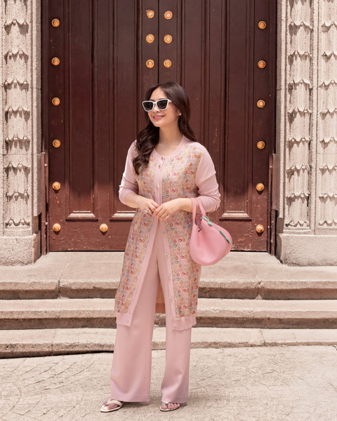Inspirasi gaya outfit dari koleksi Buttonscarves x Nagita Slavina. Foto: koleksi Buttonscarves x Nagita Slavina