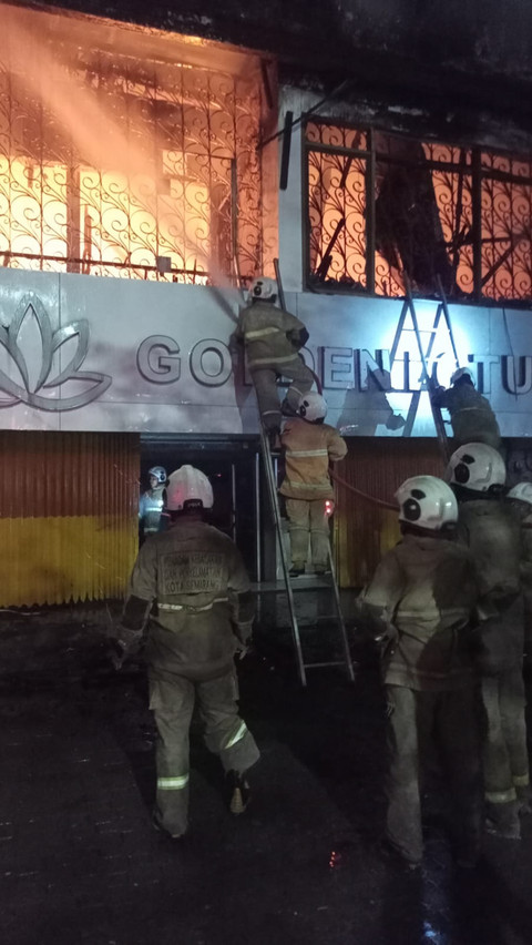 Tiga ruko di Jalan Puri Anjasmoro, Kecamatan Semarang Barat, Kota Semarang, Jawa Tengah terbakar pada Jumat (19/6/2026) malam. Foto: Dok. Istimewa