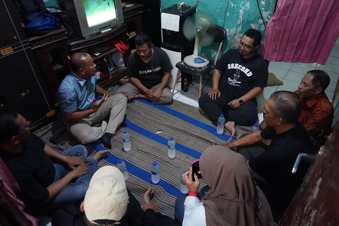 Sudinhub Jakarta Timur mendatangi kediaman pengemudi ojol yang memohon motornya tak diangkut. Foto: Dok. Dishub DKI Jakarta