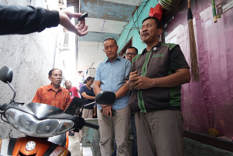 Sudinhub Jakarta Timur mendatangi kediaman pengemudi ojol yang memohon motornya tak diangkut. Foto: Dok. Dishub DKI Jakarta