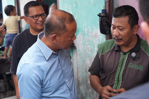 Sudinhub Jakarta Timur mendatangi kediaman pengemudi ojol yang memohon motornya tak diangkut. Foto: Dok. Dishub DKI Jakarta