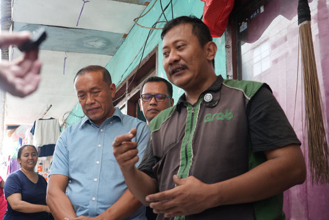 Sudinhub Jakarta Timur mendatangi kediaman pengemudi ojol yang memohon motornya tak diangkut. Foto: Dok. Dishub DKI Jakarta