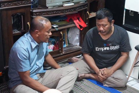 Sudinhub Jakarta Timur mendatangi kediaman pengemudi ojol yang memohon motornya tak diangkut. Foto: Dok. Dishub DKI Jakarta
