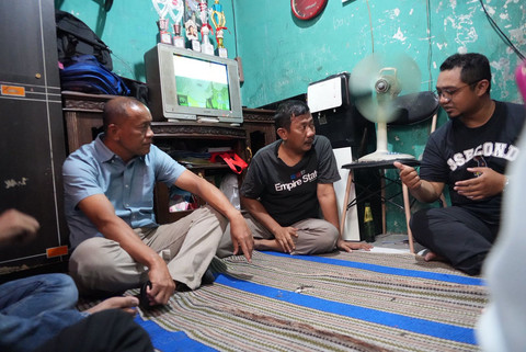 Sudinhub Jakarta Timur mendatangi kediaman pengemudi ojol yang memohon motornya tak diangkut. Foto: Dok. Dishub DKI Jakarta