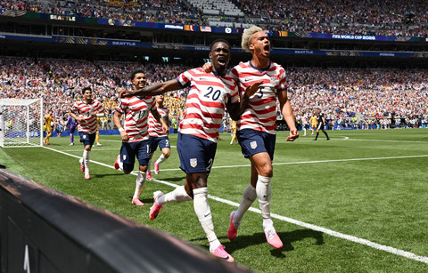 Dua pemain AS, Folarin Balogun dan Antonee Robinson, merayakan gol pertama akibat gol bunuh diri pemain Australia Cameron Burgess dalam laga Grup D Piala Dunia FIFA 2026 di Stadion Seattle, Jumat (19/6/2026). Foto: Troy Wayrynen/REUTERS