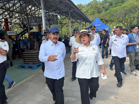 Ketua Komisi IV DPR RI, Titiek Soeharto dan Menteri Imipas, Agus Andrianto saat meninjau produksi batako oleh narapidana di Pulau Nusakambangan, Cilacap, Jawa Tengah, Sabtu (20/6/2026). Foto: Ryan Iqbal/kumparan