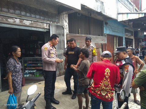 Pelaku pencurian outdoor AC (tangan diborgol) saat diamankan polisi. Foto: Dok. Polsek Medan Helvetia