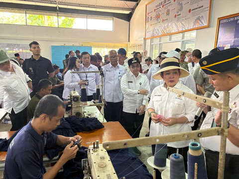 Ketua Komisi IV DPR RI, Titiek Soeharto dan Menteri Imipas, Agus Andrianto saat meninjau produksi pakaian oleh narapidana di Pulau Nusakambangan, Cilacap, Jawa Tengah, Sabtu (20/6/2026). Foto: Ryan Iqbal/kumparan