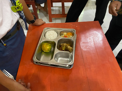 Mendikdasmen, Abdul Mu'ti, meninjau pelaksanaan Program Makan Bergizi Gratis (MBG), pembelajaran digital, serta kondisi sarana dan prasarana di SMPN 1 Sitolu Ori, Kabupaten Nias Utara, Sumatera Utara, Jumat (19/6/2026). Foto: Aditya Nugraha/kumparan
