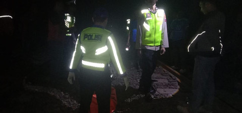 Tiga orang pemotor yang berbonceng tiga tewas usai tertabrak KA Taksaka, usai menerobos perlintasan sebidang di Karanganyar, Kabupaten Kebumen, Jawa Tengah, Jumat (19/6). Dok: Polres Kebumen.