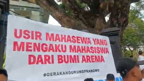 Ribuan masyarakat Malang raya demonstrasi di Kawasan Bundaran Tugu, Kota Malang, menuntut program Makan Bergizi Gratis (MBG) tetap diadakan, Sabtu (20/6/2026). Foto: Dok. kumparan