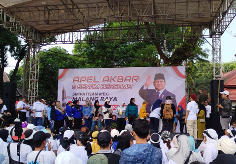 Masyarakat Malang raya demonstrasi di Kawasan Bundaran Tugu, Kota Malang, menuntut program Makan Bergizi Gratis (MBG) tetap diadakan, Sabtu (20/6/2026). Foto: Dok. kumparan