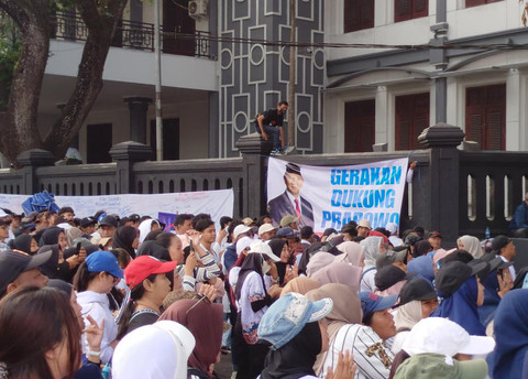 Ribuan masyarakat Malang raya demonstrasi di Kawasan Bundaran Tugu, Kota Malang, menuntut program Makan Bergizi Gratis (MBG) tetap diadakan, Sabtu (20/6/2026). Foto: Dok. kumparan
