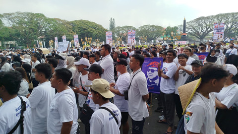 Ribuan masyarakat Malang raya demonstrasi di Kawasan Bundaran Tugu, Kota Malang, menuntut program Makan Bergizi Gratis (MBG) tetap diadakan, Sabtu (20/6/2026). Foto: Dok. kumparan