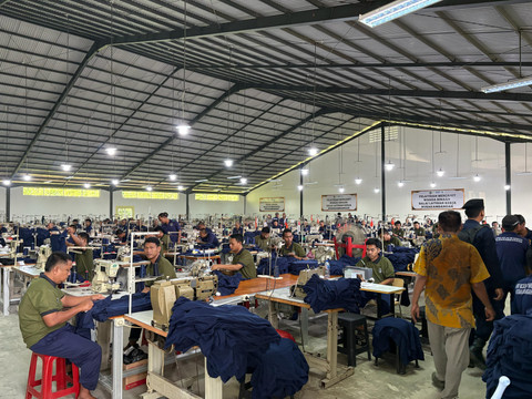 Suasana produksi pakaian di Pulau Nusakambangan, Cilacap, Jawa Tengah, Sabtu (20/6/2026). Foto: Ryan Iqbal/kumparan