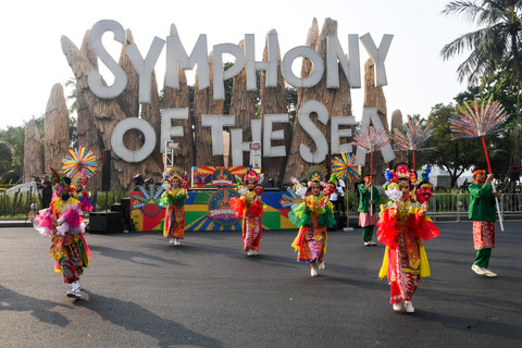 Penari membawakan tarian Harmoni Jakarta saat mengikuti Parade Jakarnaval 2026 di kawasan Pantai Lagoon Ancol, Jakarta, Sabtu (20/6/2026). Foto: M Risyal Hidayat/ANTARA FOTO