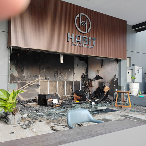 Petugas mengecek lokasi kebakaran di Habit Pool and Lounge di Kabupaten Sleman, DIY pada Sabtu (20/6/2026) dini hari. Foto: Dok. Polresta Sleman