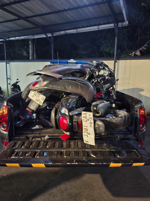 Kecelakaan melibatkan truk dan tiga pesepeda motor terjadi di Jalan Pati-Tayu, Kabupaten Pati, Jawa Tengah pada Sabtu (20/6) sore. Foto: Dok. Istimewa