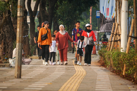 Warga berjalan di jalur pedestrian Jalan Rasuna Said, Jakarta Selatan, Minggu (21/6/2026). Foto: Iqbal Firdaus/kumparan