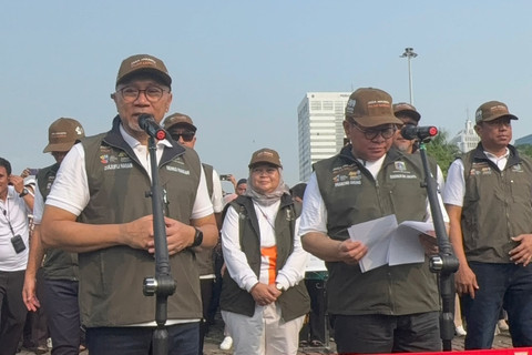 Menteri Koordinator Bidang Pangan Republik Indonesia, Zulkifli Hasan (Zulhas) dan Gubernur DKI Jakarta, Pramono Anung, saat memberikan keterangan usai Apel siaga Jaga Jakarta Pilah Sampah di Monas, Jakarta, Minggu (21/6/2026). Foto: Jeni Ritanti/kumparan