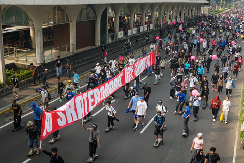 Sejumlah penggemar skateboard membentangkan spanduk dalam parade Go Skateboarding Day saat car free day (CFD) di Jalan Jenderal Sudirman, Jakarta, Minggu (21/6/2026). Foto: Iqbal Firdaus/kumparan