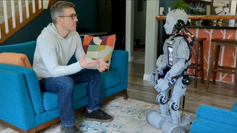 CEO Mind Children, Chris Kudla, berinteraksi dengan robot AI Codey. Foto: Mind Children