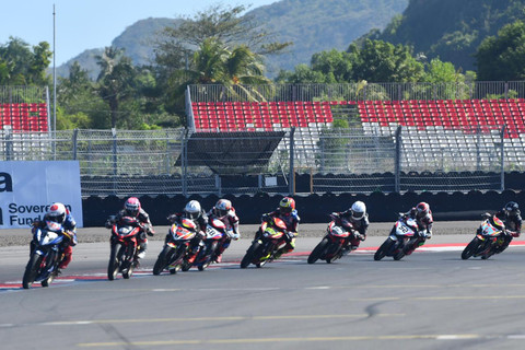 Para pembalap muda kelas Sport 150 U-15 sebagai fondasi pembinaan Indonesia Junior Talent Cup (IJTC) dalam Pertamina Mandalika Racing Series 2026 Round 2 di Pertamina Mandalika International Sirkuit, Lombok Tengah, Lombok, Nusa Tenggara Barat pada Sabtu (20/6/2026). Foto: Dok. Pertamina