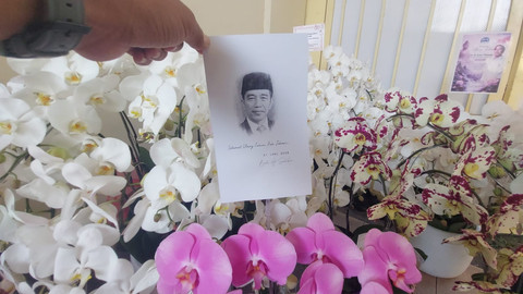 Karangan bunga untuk Presiden ke-7 Joko Widodo saat merayakan ultah ke-65 di kediamannya di Solo, Minggu (21/6/2026). Foto: kumparan