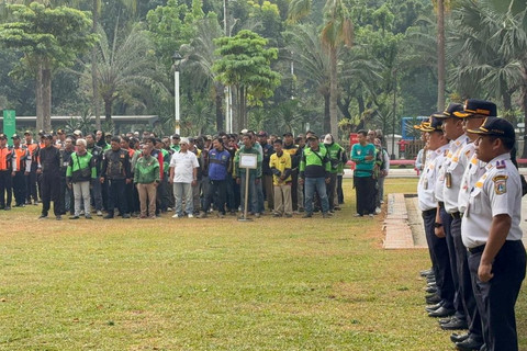 Apel pengarahan oleh Kepala Dinas Perhubungan DKI Jakarta Budi Awaluddin kepada Petugas Dinas Perhubungan di Balai Kota DKI Jakarta, Minggu (21/6/2026). Foto: Nauval Pratama/kumparan