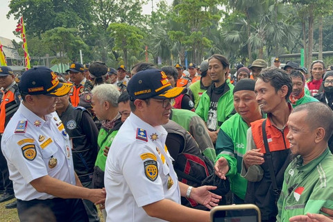 Kepala Dinas Perhubungan DKI Jakarta Budi Awaluddin berjabat tangan dengan pengendara ojek online usai memberikan pengarahan kepada Petugas Dinas Perhubungan di Balai Kota DKI Jakarta, Minggu (21/6/2026). Foto: Nauval Pratama/kumparan