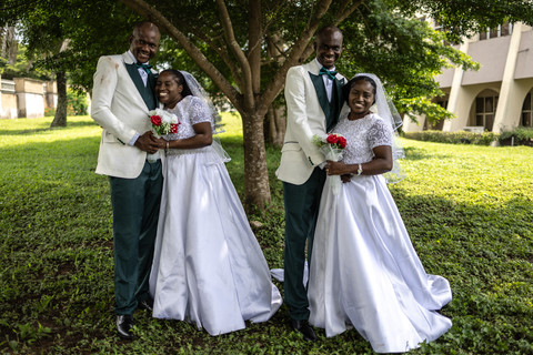 Pasangan pengantin kembar Taiwo & Kehinde Adediran bersama Taiwo & Kehinde Oguntoye berfoto bersama saat resepsi pernikahan mereka di International Conference Center, Ibadan, Nigeria (20/6/2026). Foto: Olympia De Maismont/AFP