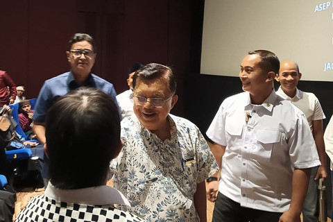 Wapres ke-10 dan ke-12 Jusuf Kalla usai menyaksikan screening film "Tanah Runtuh" di Metropole XXI, Jakarta, Jumat (19/6/2026). Foto: Denny Siregar Production