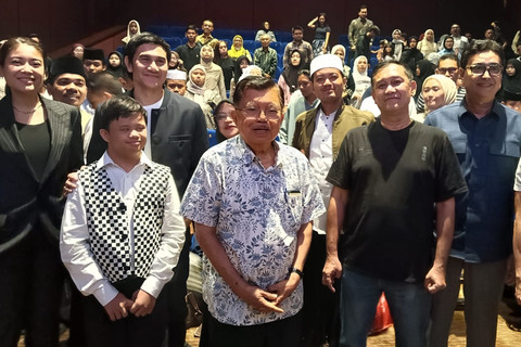 Wapres ke-10 dan ke-12 Jusuf Kalla usai menyaksikan screening film "Tanah Runtuh" di Metropole XXI, Jakarta, Jumat (19/6/2026). Foto: Denny Siregar Production