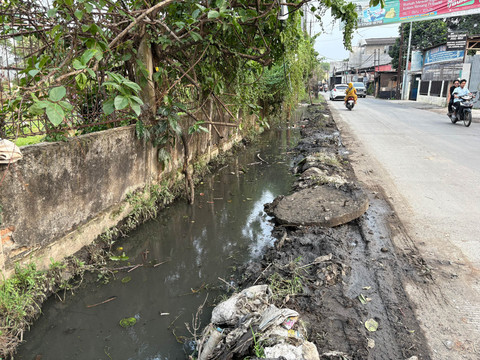 Situasi jalan tergenang dan berlubang di Jl. H. Muchtar Raya, Pesanggrahan, Jakarta Selatan, Minggu (21/6/2026). Foto: Nauval Pratama/kumparan