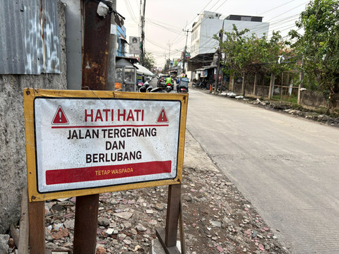 Situasi jalan tergenang dan berlubang di Jl. H. Muchtar Raya, Pesanggrahan, Jakarta Selatan, Minggu (21/6/2026). Foto: Nauval Pratama/kumparan