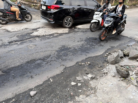 Situasi jalan tergenang dan berlubang di Jl. H. Muchtar Raya, Pesanggrahan, Jakarta Selatan, Minggu (21/6/2026). Foto: Nauval Pratama/kumparan