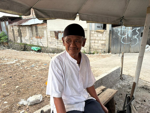 Agus (60), warga Petukangan saat ditemui di lokasi, Minggu (21/6/2026). Foto: Nauval Pratama/kumparan