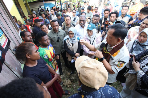 Mendagri Tito Karnavian meninjau pelaksanaan program Bantuan Stimulan Perumahan Swadaya (BSPS) di Kampung Mosso, Muara Tami, Jayapura, Papua, Minggu (21/6/2026). Foto: Dok. Kemendagri