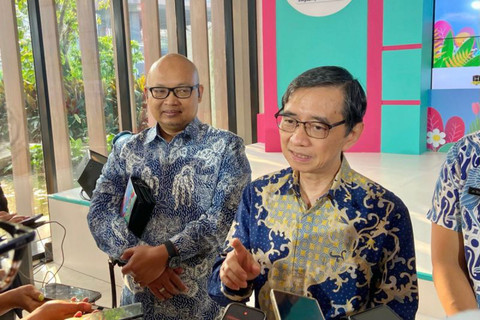 Ketua Satgas Imunisasi Dewasa PAPDI Sukamto Koesnoe (kiri) dan Ketua Satgas Imunisasi Anak IDAI Hartono Gunardi (kanan) saat memperingati ASEAN Dengue Day 2026 di Urban Forest, Jakarta, Jumat (19/6/2026). Foto: Vina Ashari/Antara