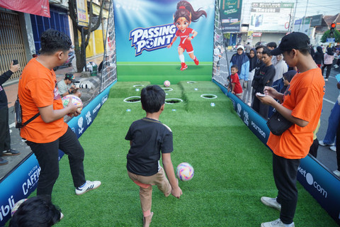 Beragam aktivitas menyenangkan yang bernuansa sepak bola turut memeriahkan kick-off Womens Soccer Trilogy 2026 yang berlangsung di kawasan Alun-alun Simpang 7 Kudus pada Minggu (21/6). Masyarakat antusias untuk memberikan dukungan terhadap tiga even Foto: Dok. Djarum Foundation