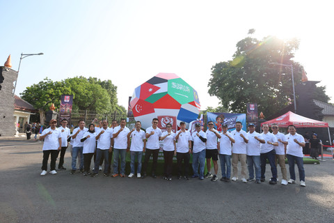 Wakil Bupati Kudus Bellinda Birton dan Program Director MilkLife Soccer Challenge dan HYDROPLUS Soccer League Teddy Tjahjanto beserta perwakilan Djarum Foundation melaksanakan kick-off Womens Soccer Trilogy 2026 yang akan berlangsung di Supersoccer Foto: Dok. Djarum Foundation
