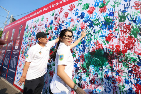 Beragam aktivitas menyenangkan yang bernuansa sepak bola turut memeriahkan kick-off Womens Soccer Trilogy 2026 yang berlangsung di kawasan Alun-alun Simpang 7 Kudus pada Minggu (21/6). Masyarakat antusias untuk memberikan dukungan terhadap tiga even Foto: Dok. Djarum Foundation