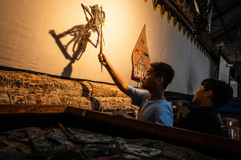 Anak-anak memainkan wayang kulit saat pelatihan seni karawitan dan pedalangan di Sindhu Laras Bocah, Semarang, Jawa Tengah, Minggu (21/6/2026).  Foto: Aprillio Akbar/ANTARA FOTO