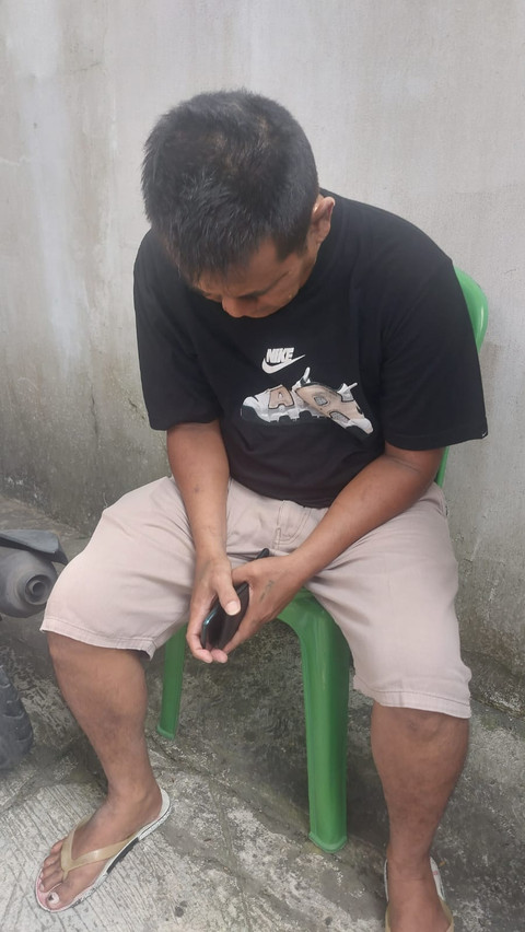Polisi menangkap seorang pelaku copet yang beraksi saat ultah ke-65 Presiden ke-7 Jokowi di Jalan Kutai Utara Nomor 1, Kelurahan Sumber, Kecamatan Banjarsari, Solo, Minggu (21/6/2026). Foto: Dok. kumparan