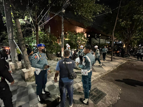 Petugas gabungan TNI, Polri, BNNK Surabaya dan Satpol PP Surabaya menggelar Operasi Penegakan Ketertiban (Opsgaktib) di 9 tempat hiburan di Surabaya, Sabtu (20/6/2026) malam hingga Minggu (21/6/2026). Foto: Dok. Istimewa