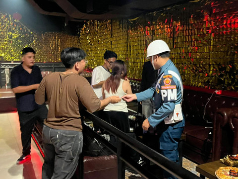 Petugas gabungan TNI, Polri, BNNK Surabaya dan Satpol PP Surabaya menggelar Operasi Penegakan Ketertiban (Opsgaktib) di 9 tempat hiburan di Surabaya, Sabtu (20/6/2026) malam hingga Minggu (21/6/2026). Foto: Dok. Istimewa