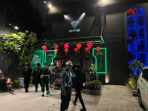 Petugas gabungan TNI, Polri, BNNK Surabaya dan Satpol PP Surabaya menggelar Operasi Penegakan Ketertiban (Opsgaktib) di 9 tempat hiburan di Surabaya, Sabtu (20/6/2026) malam hingga Minggu (21/6/2026). Foto: Dok. Istimewa